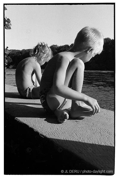 enfants au bord de l'eau - children at the water's edge